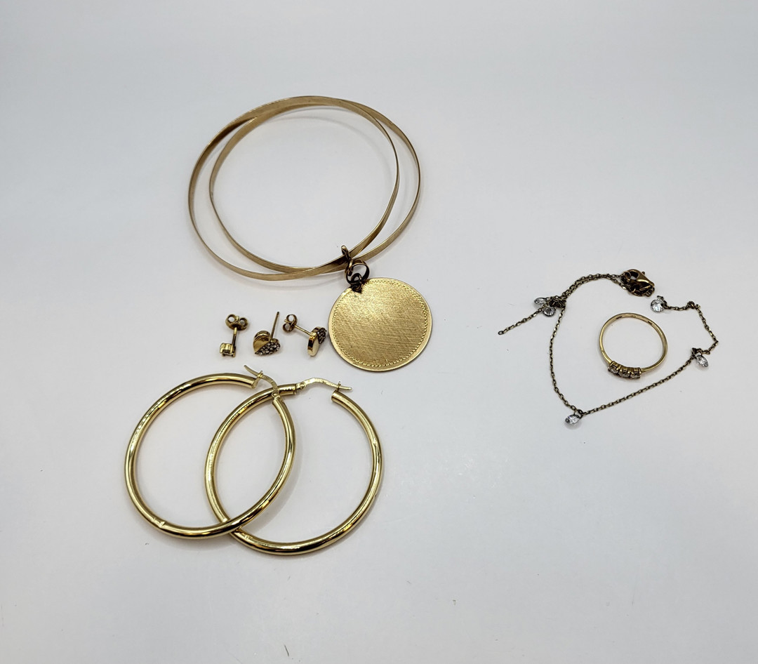 Vari oggetti oro pietre