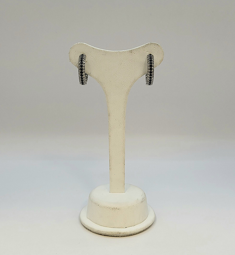 Un paio orecchini oro diamantini bianchi e neri