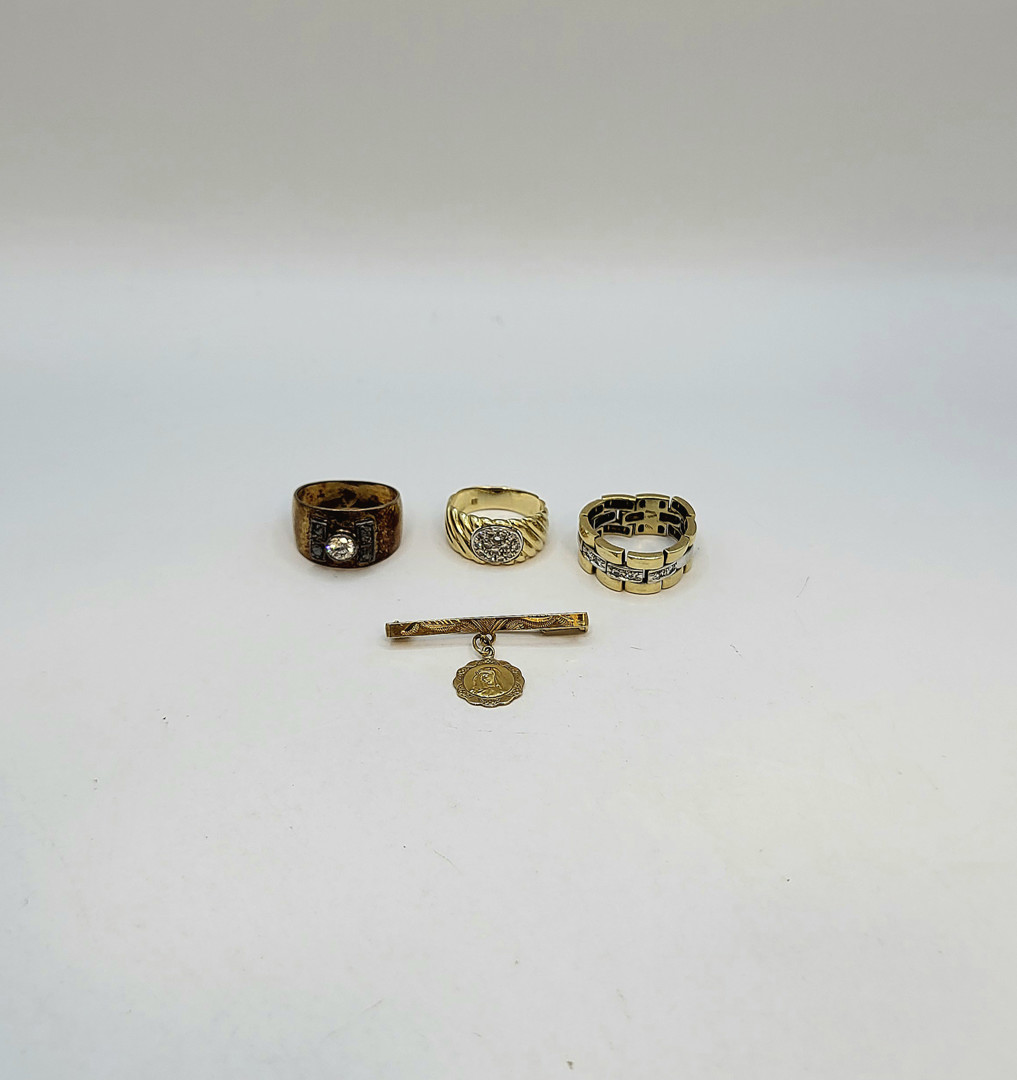 Tre anelli e spilla oro diamanti pietre