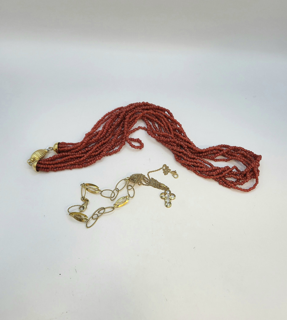 Due collane in oro pietre corallo 