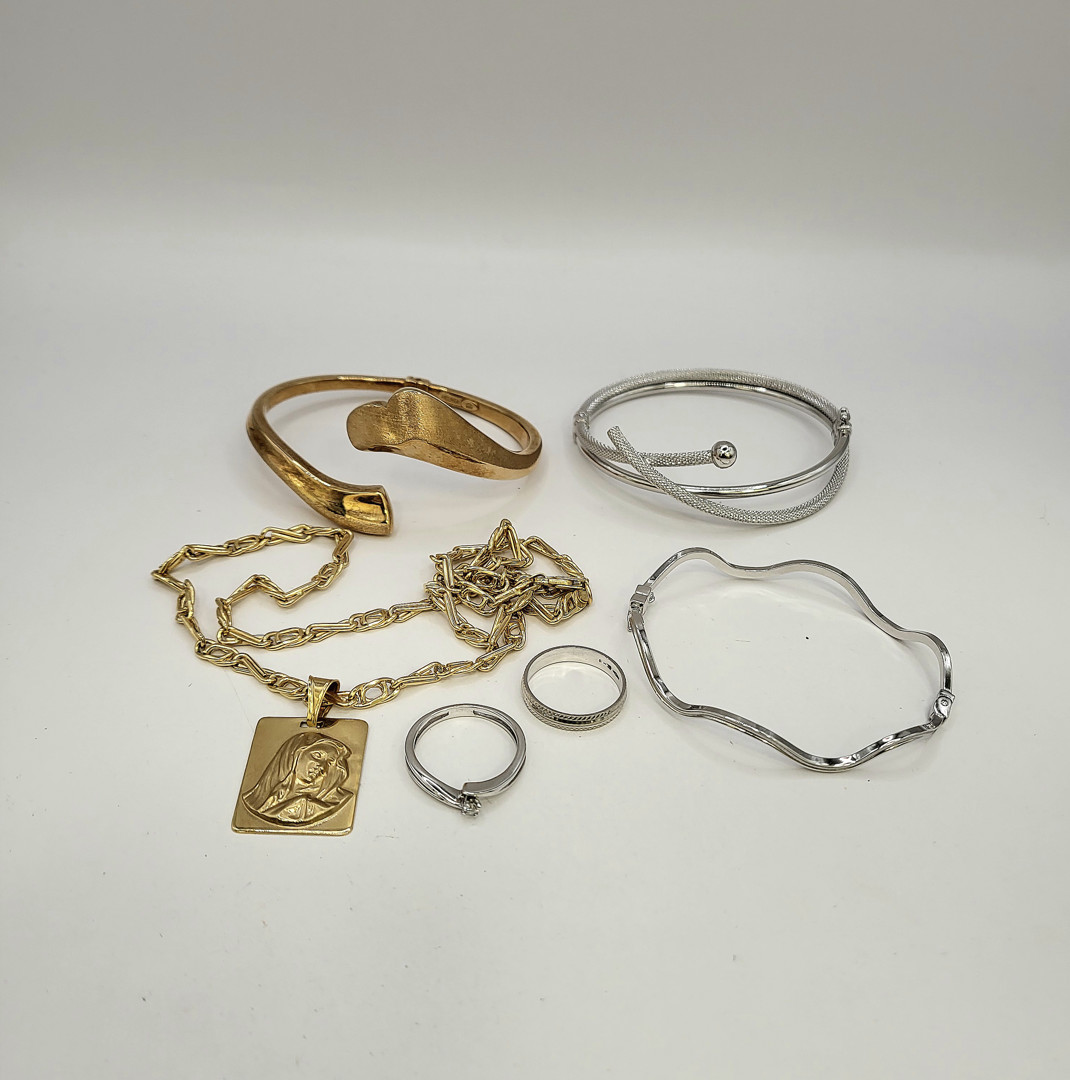 Vari oggetti in oro diamantino