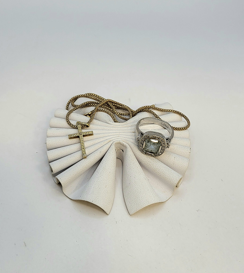 Vari oggetti oro pietre