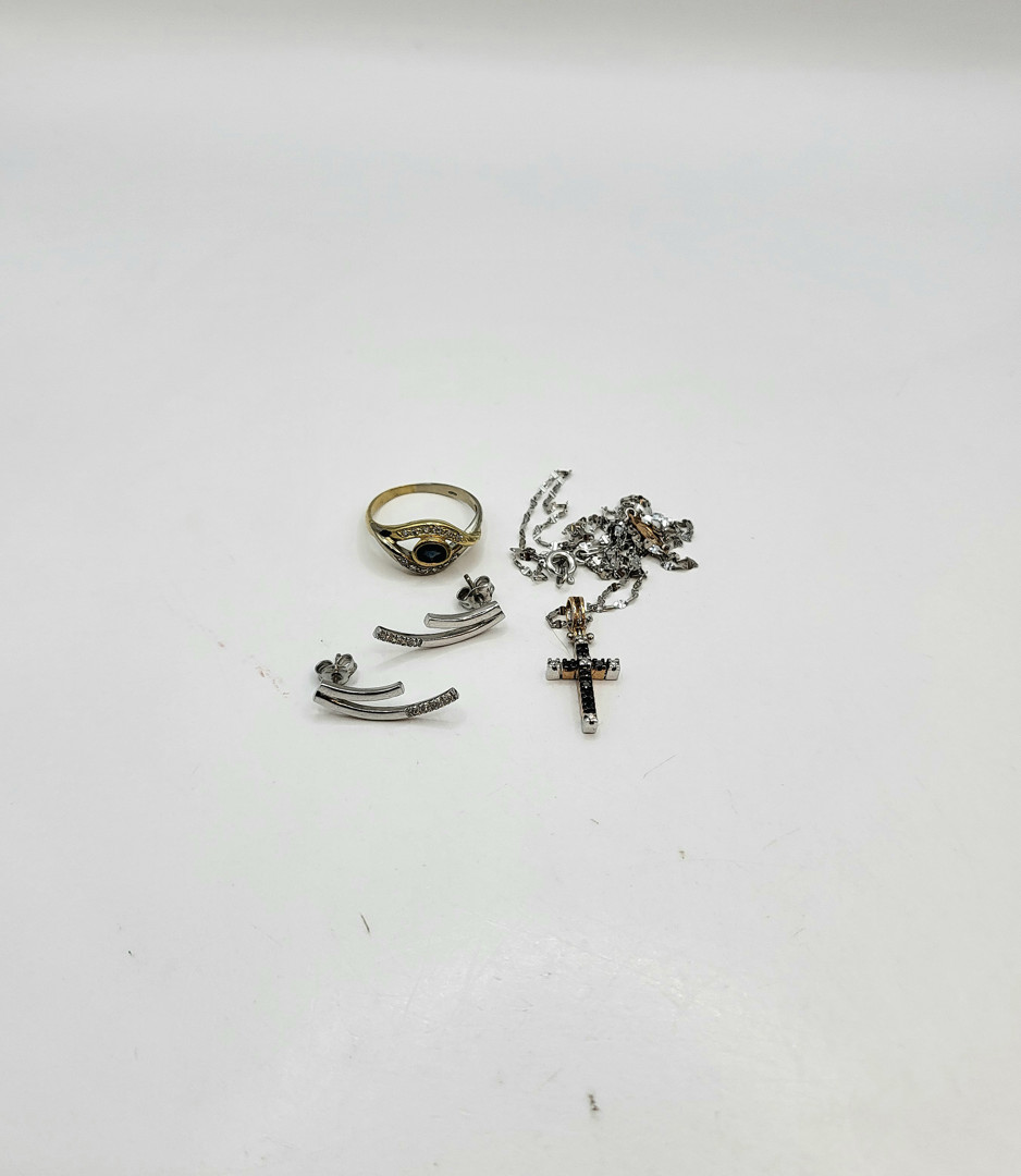 Vari oggetti oro pietre