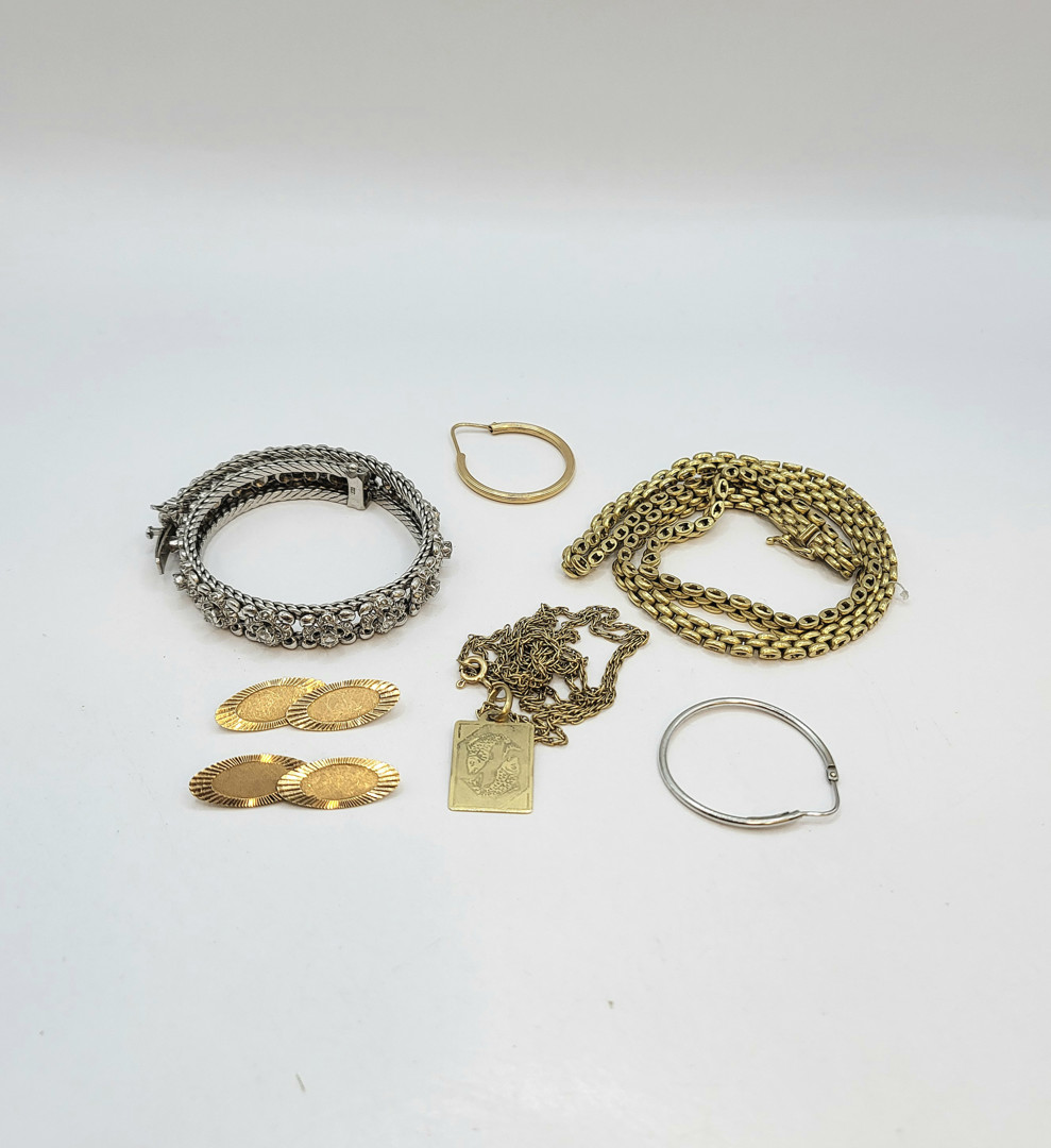 Vari oggetti oro pietre