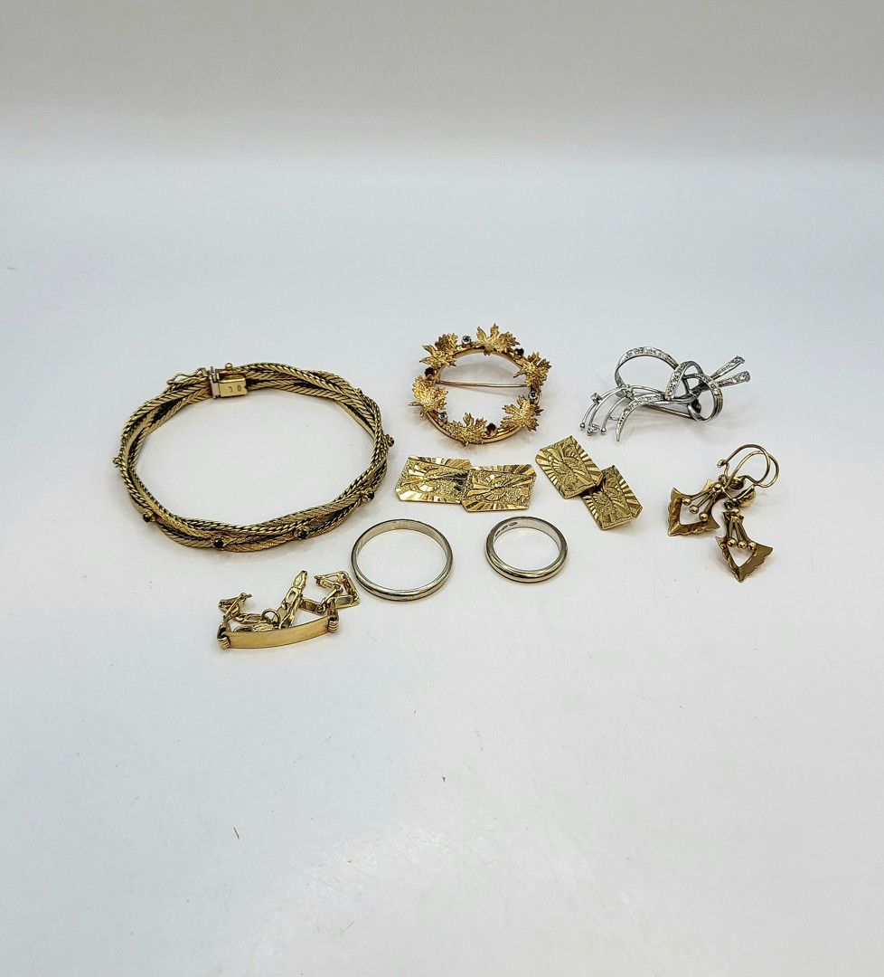 Vari oggetti oro pietre