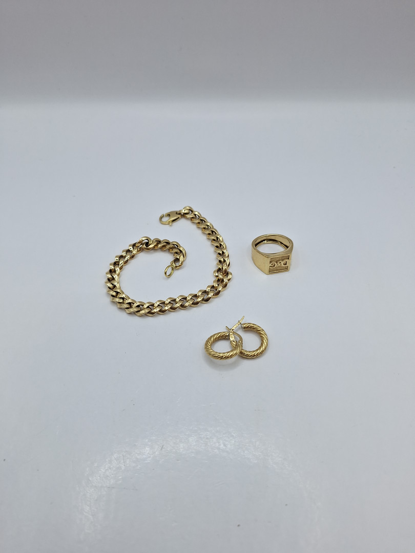 Bracciale anello e un paio di orecchini oro