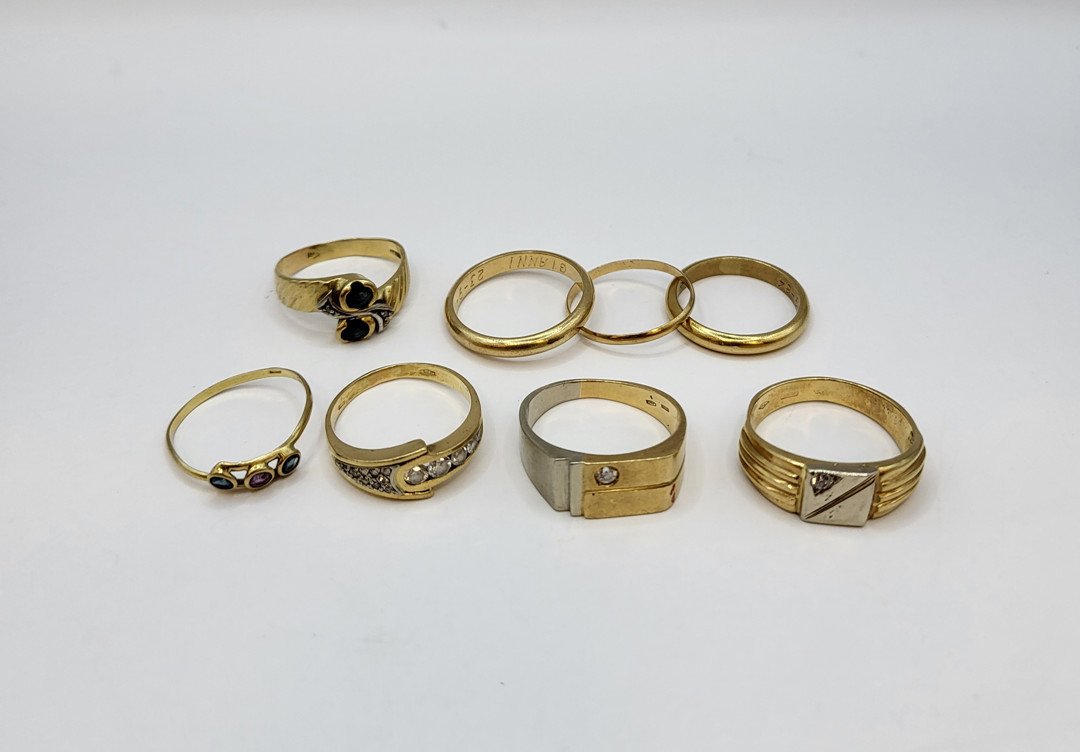 Otto anelli oro pietre