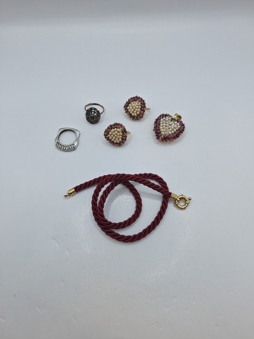 Vari oggetti in oro argento pietre diamanti 