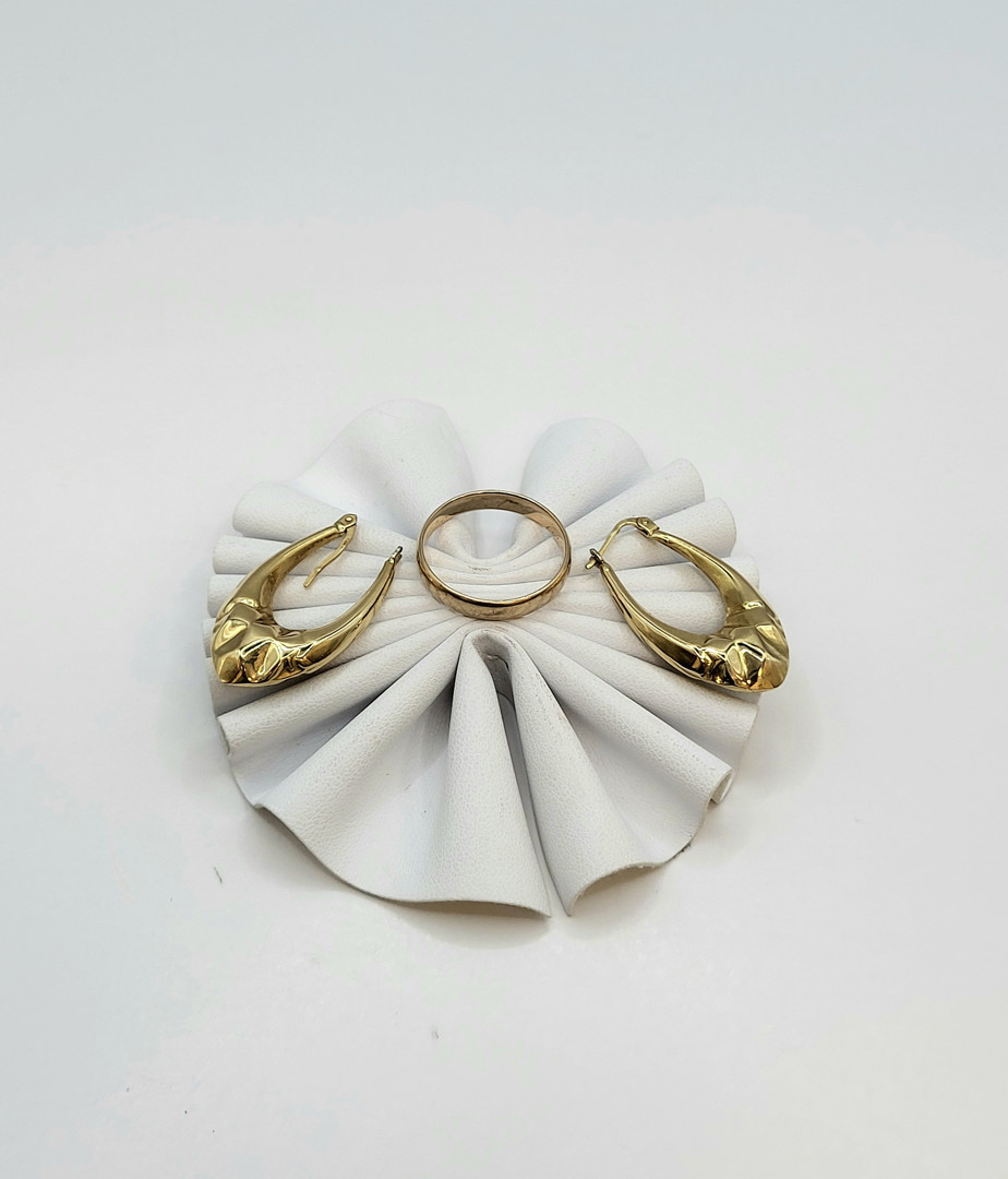 Paio orecchini e anello oro