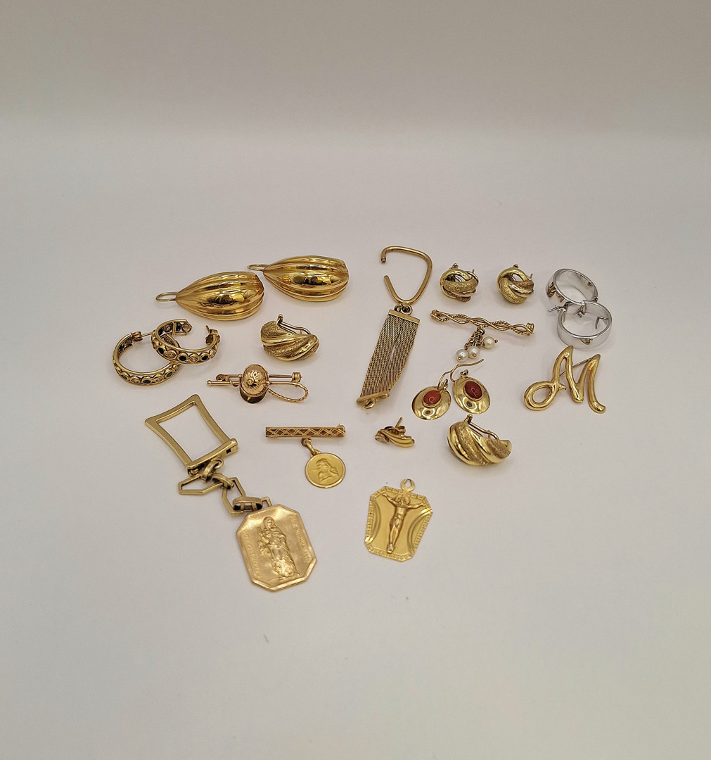 Vari oggetti in oro pietre 