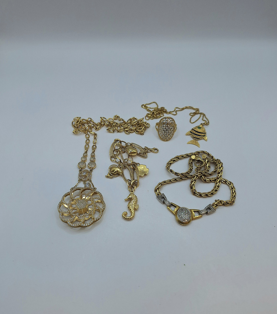 Vari oggetti oro pietre smalto