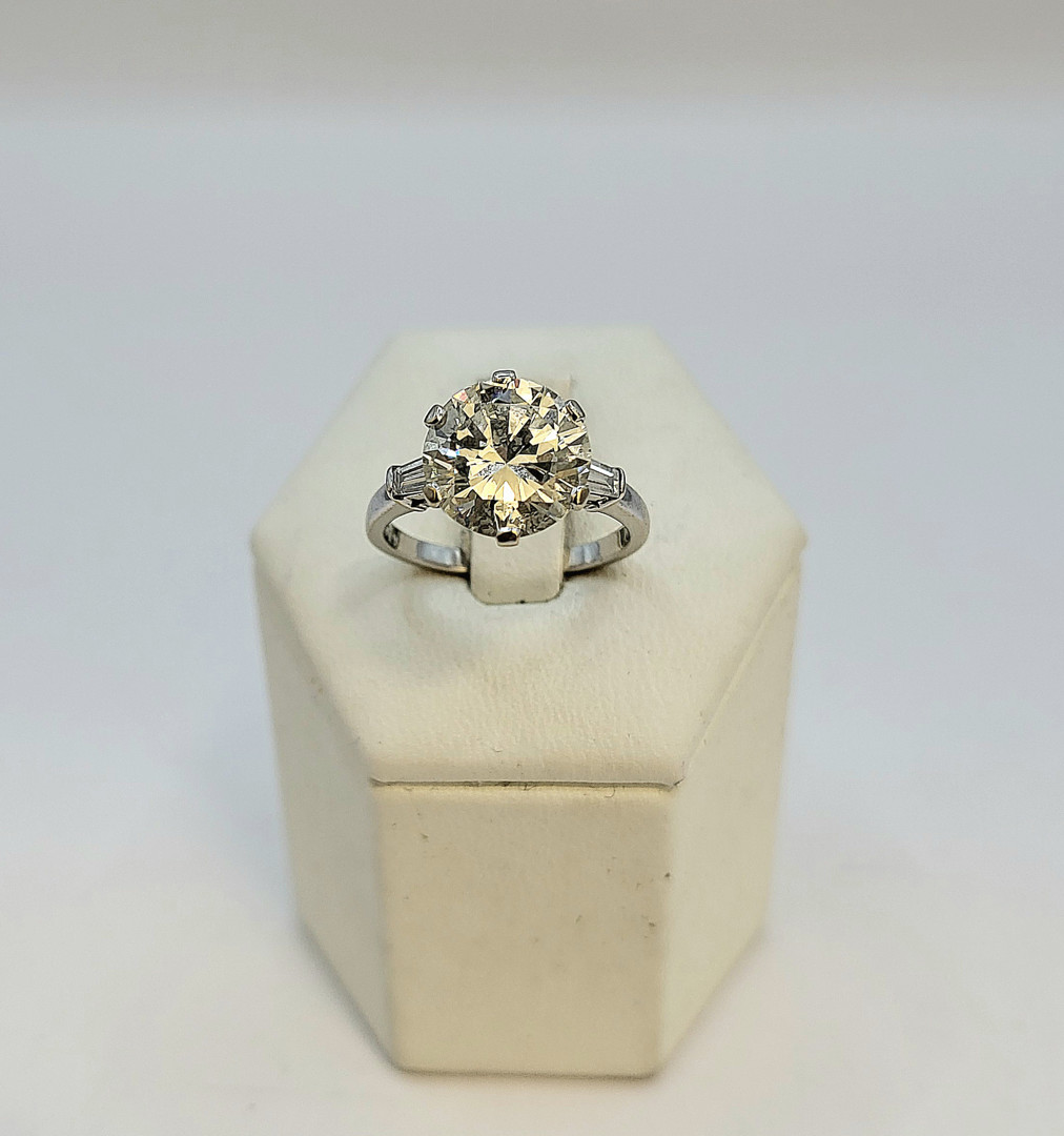 Anello oro con diamante centrale e due diamanti laterali