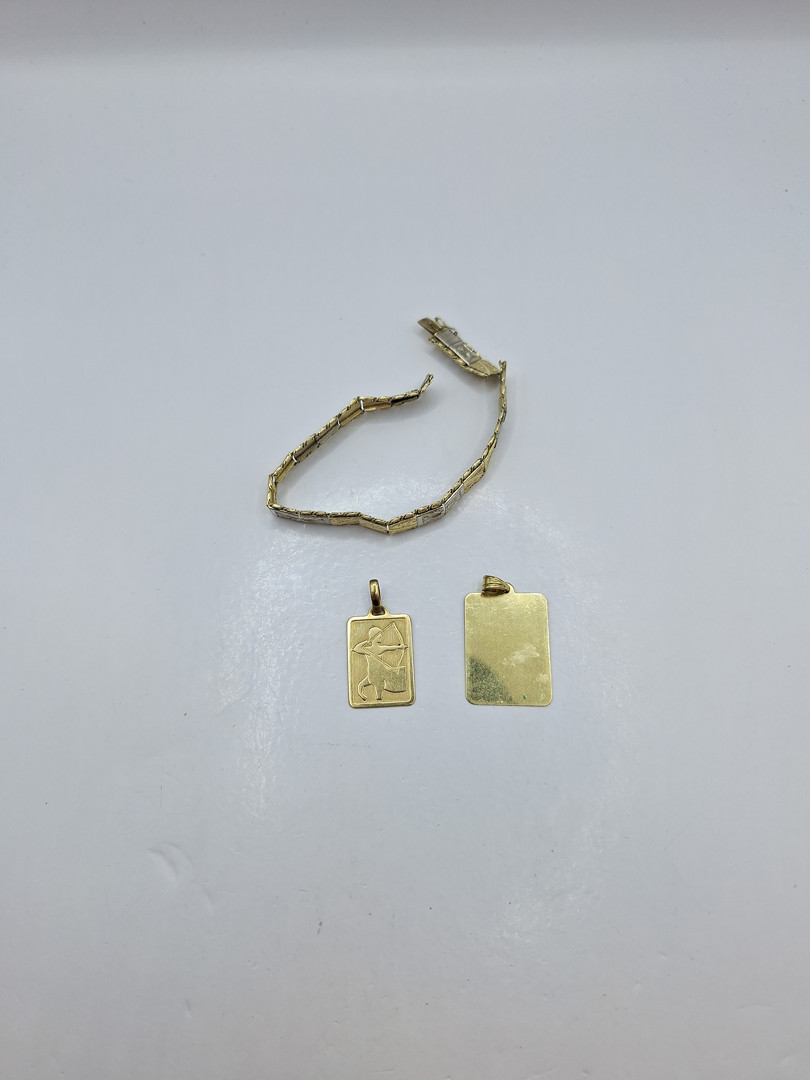 Bracciale e un paio di ciondoli oro