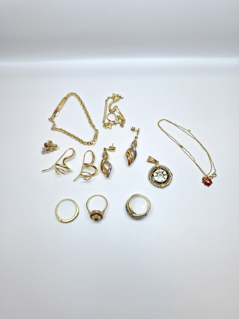 Vari oggetti in oro pietre 