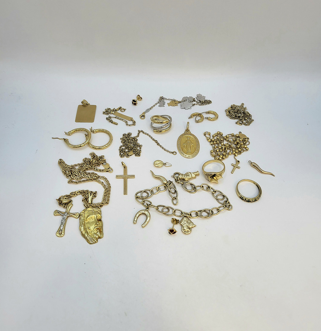 Vari oggetti in oro diamanti pietre 