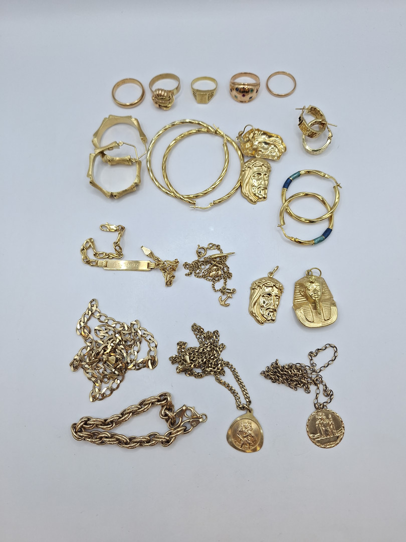 Vari oggetti oro smalto pietre 