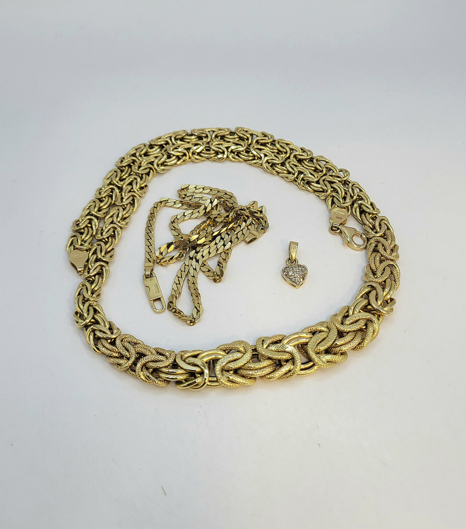 Due collane e ciondolo oro pietre