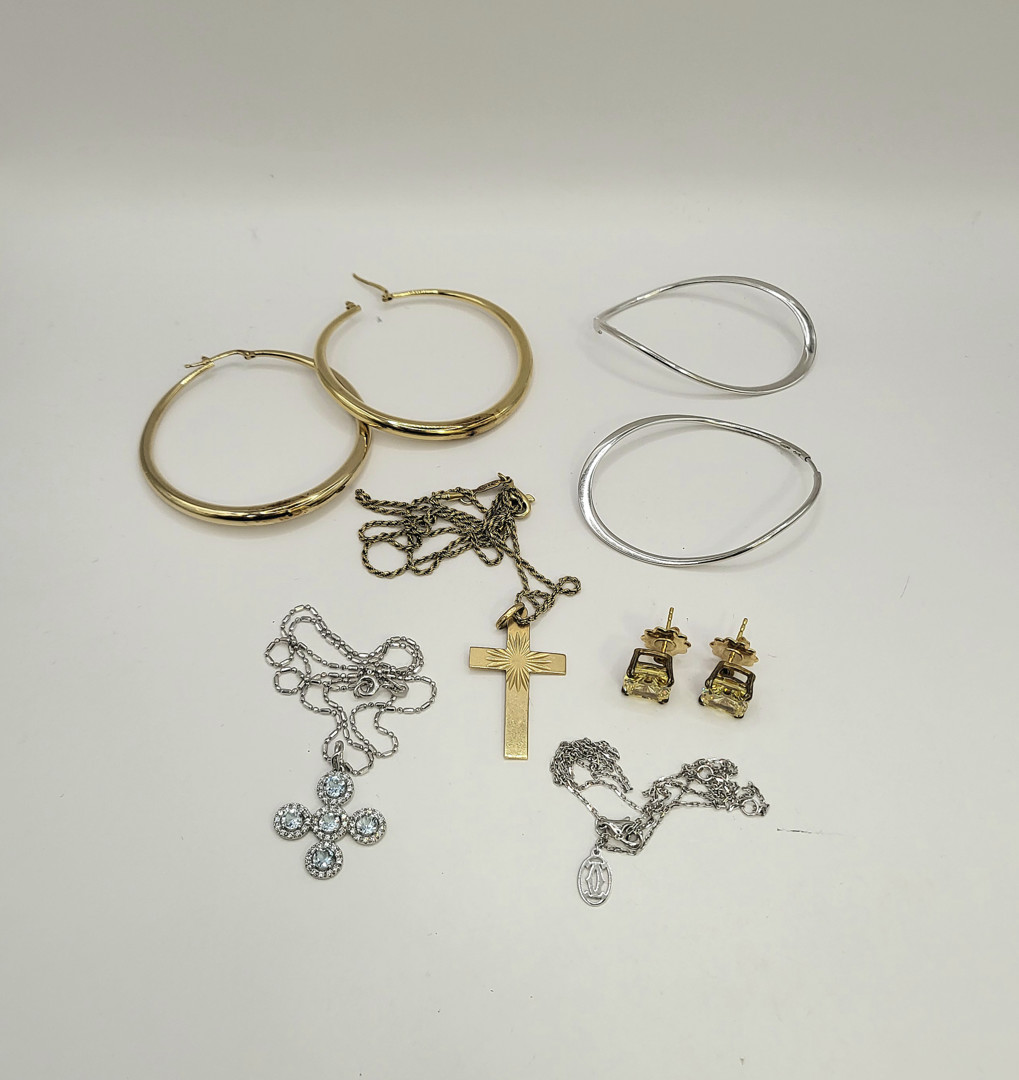 Vari oggetti oro pietre