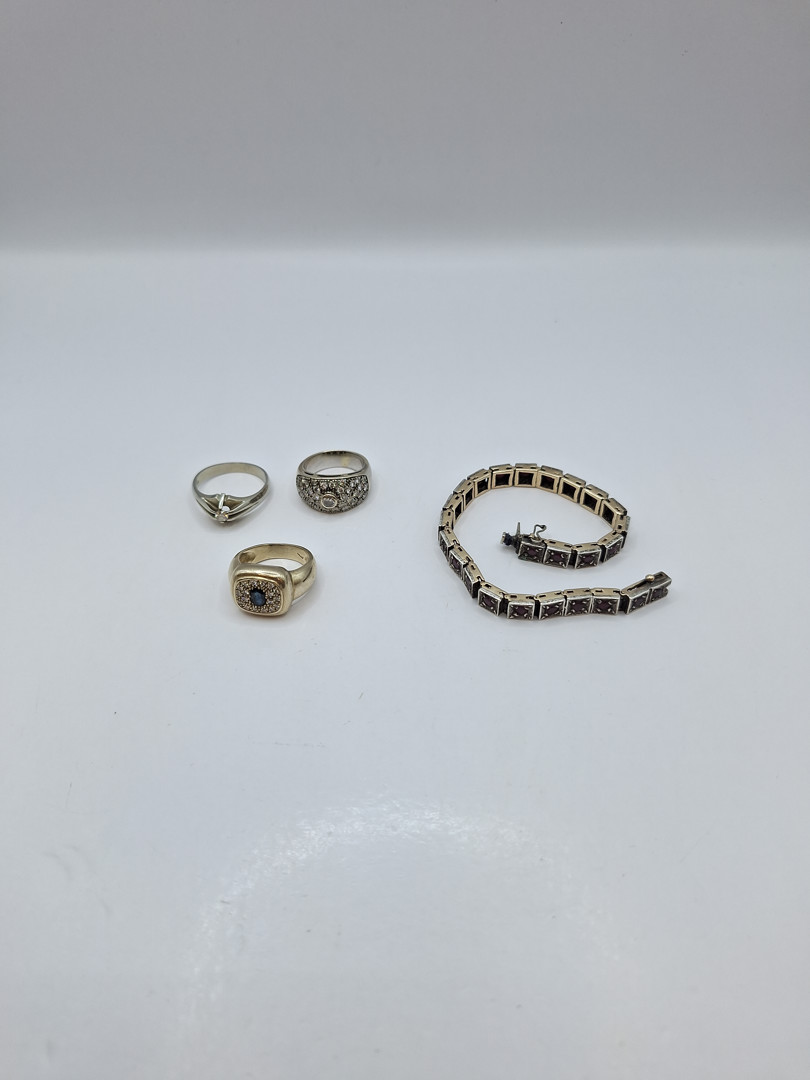 Tre anelli e bracciale in oro pietre diamantini 