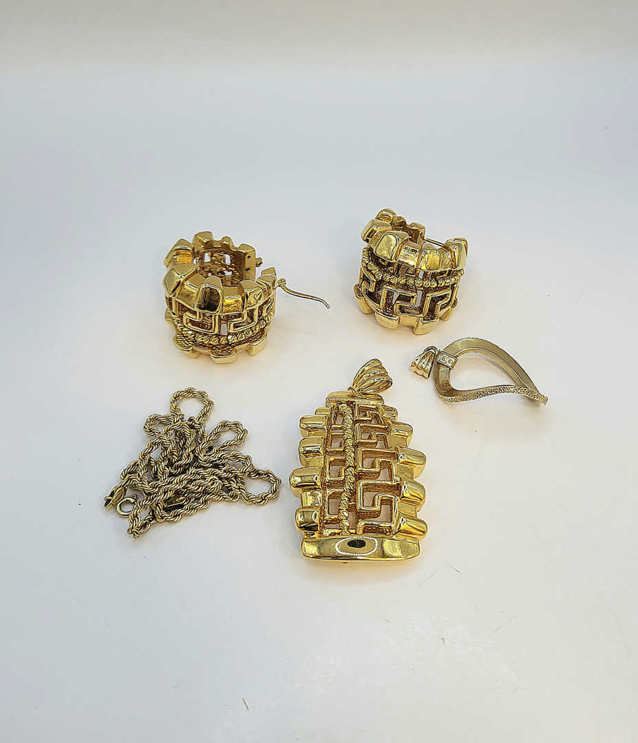 Vari oggetti in oro