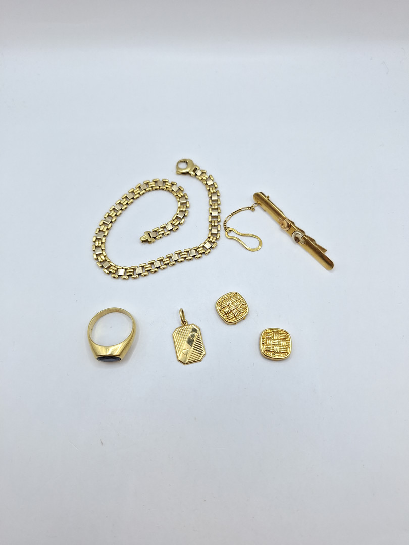 Vari oggetti oro pietra