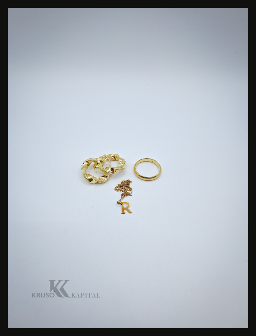Catenina ciondolo un paio orecchini e anello oro 