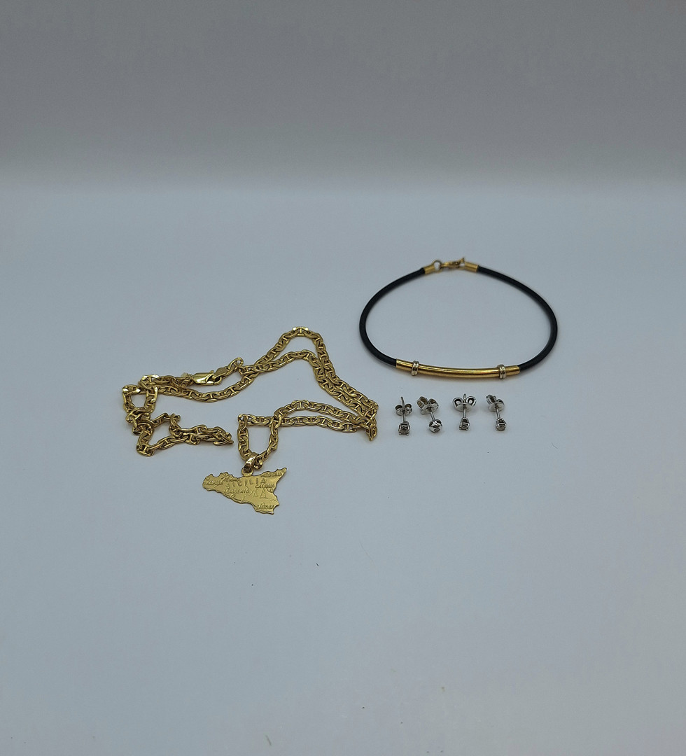 Vari oggetti oro diamantini pietre