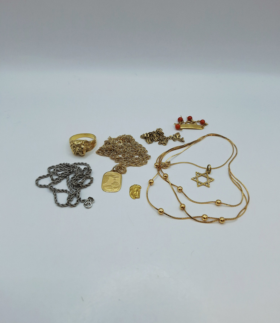 Vari oggetti oro pietre