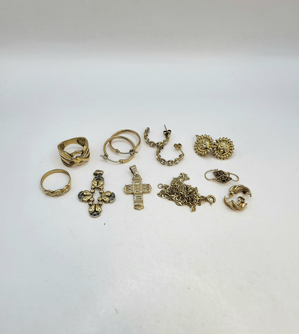 Vari oggetti in oro pietre 