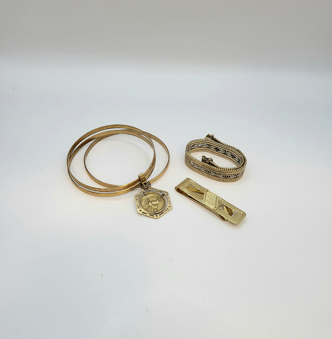 Due bracciali e fermasoldi in oro 