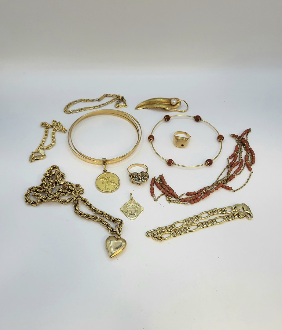 Vari oggetti oro pietre