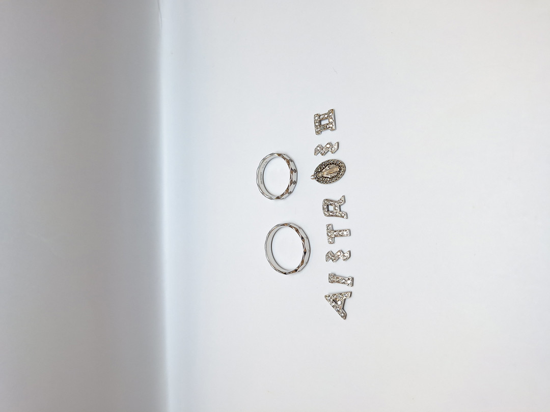 Vari oggetti oro pietre diamantini