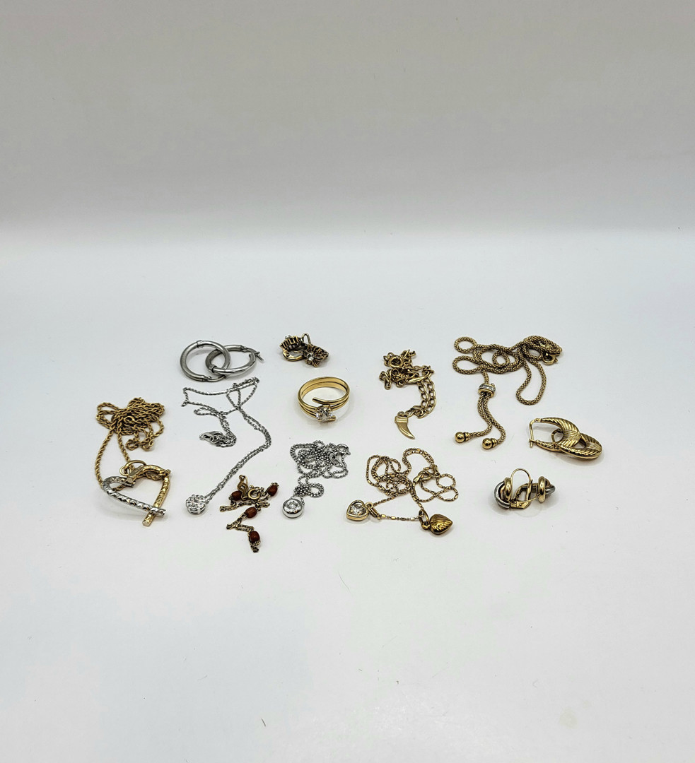 Vari oggetti oro pietre