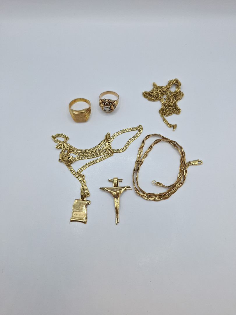 Vari oggetti in oro diamante