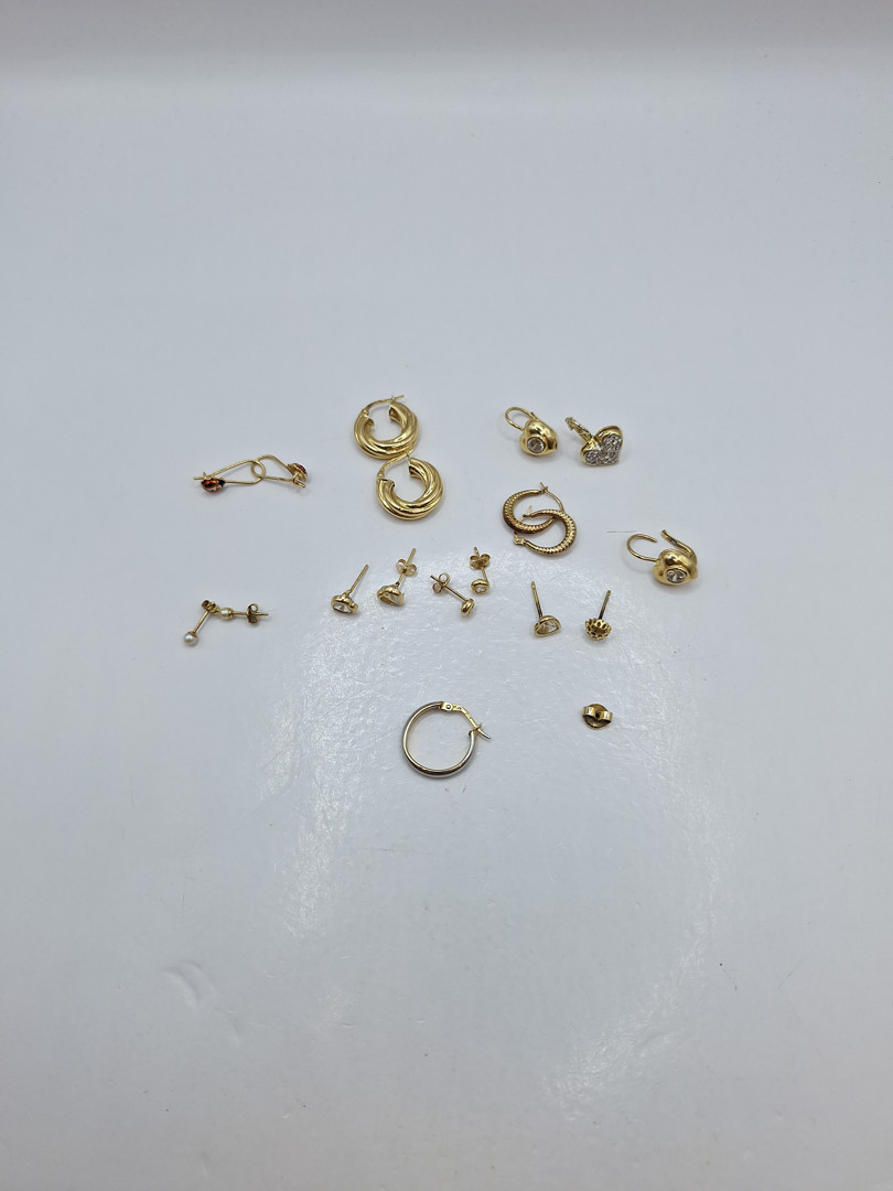 Vari oggetti in oro smalto pietre metallo