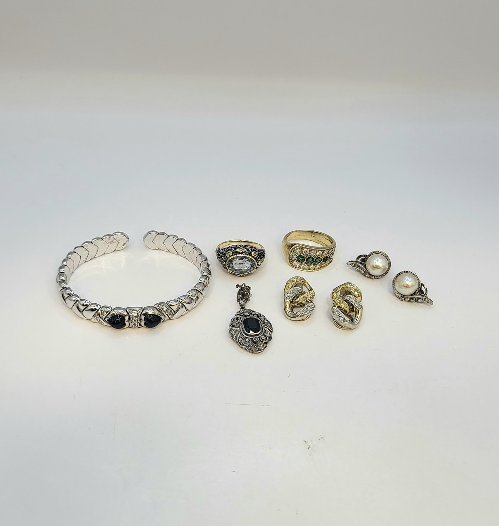 Vari oggetti oro argento pietre diamantini perle