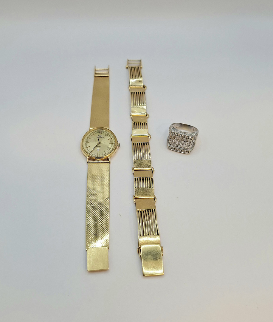 Vari oggetti in oro pietre