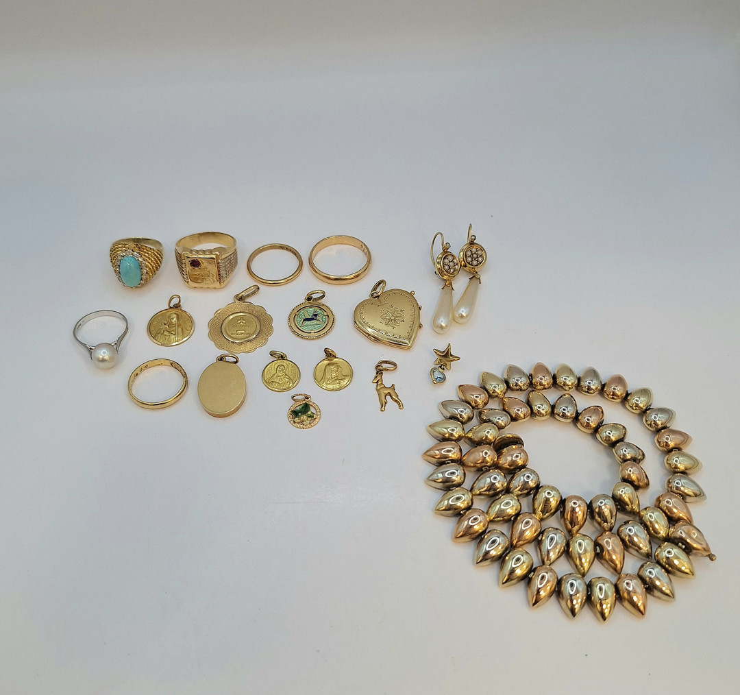 Vari oggetti oro perla pietre smalti 