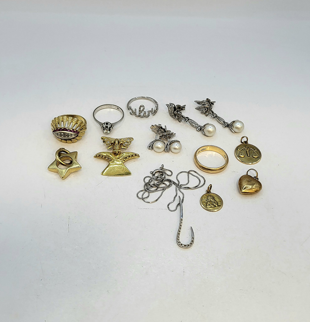 Vari oggetti in oro pietre diamantini perle 