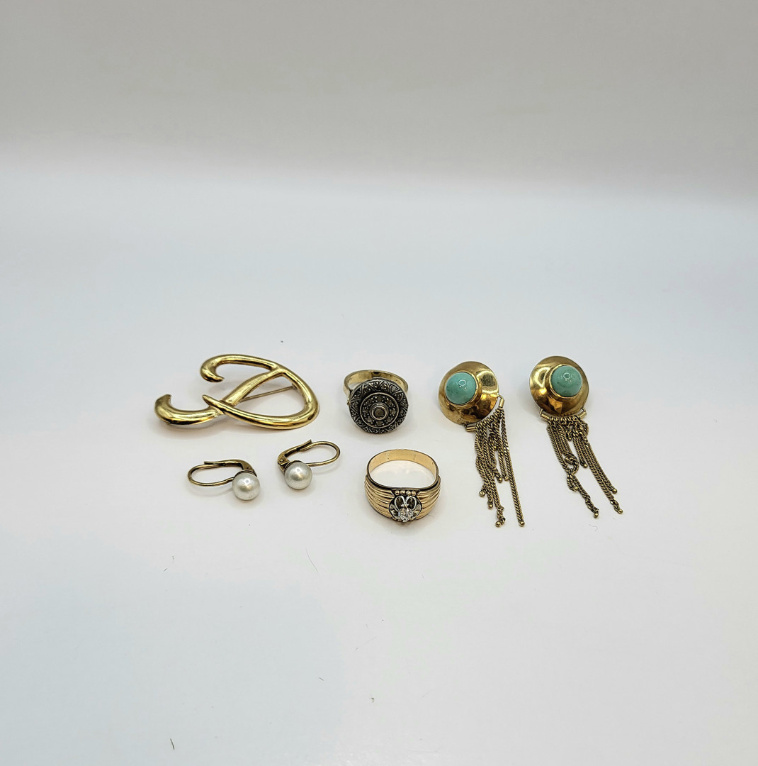 Vari oggetti oro pietre diamantini perle 