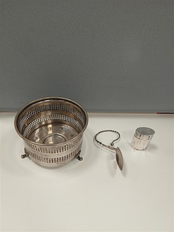 Due porta oggetti e cucchiaio in argento