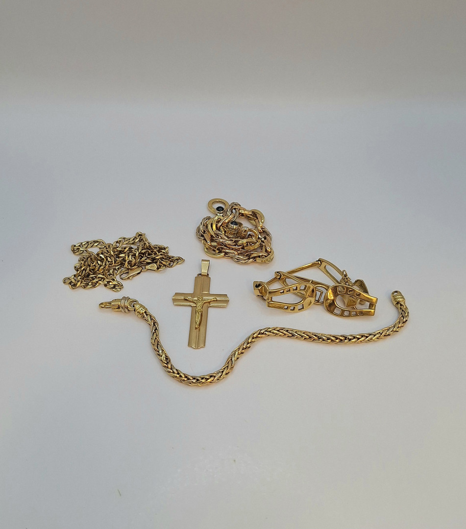 Vari oggetti in oro pietre 