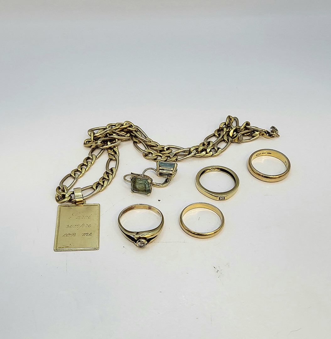 Vari oggetti in oro pietre diamantino
