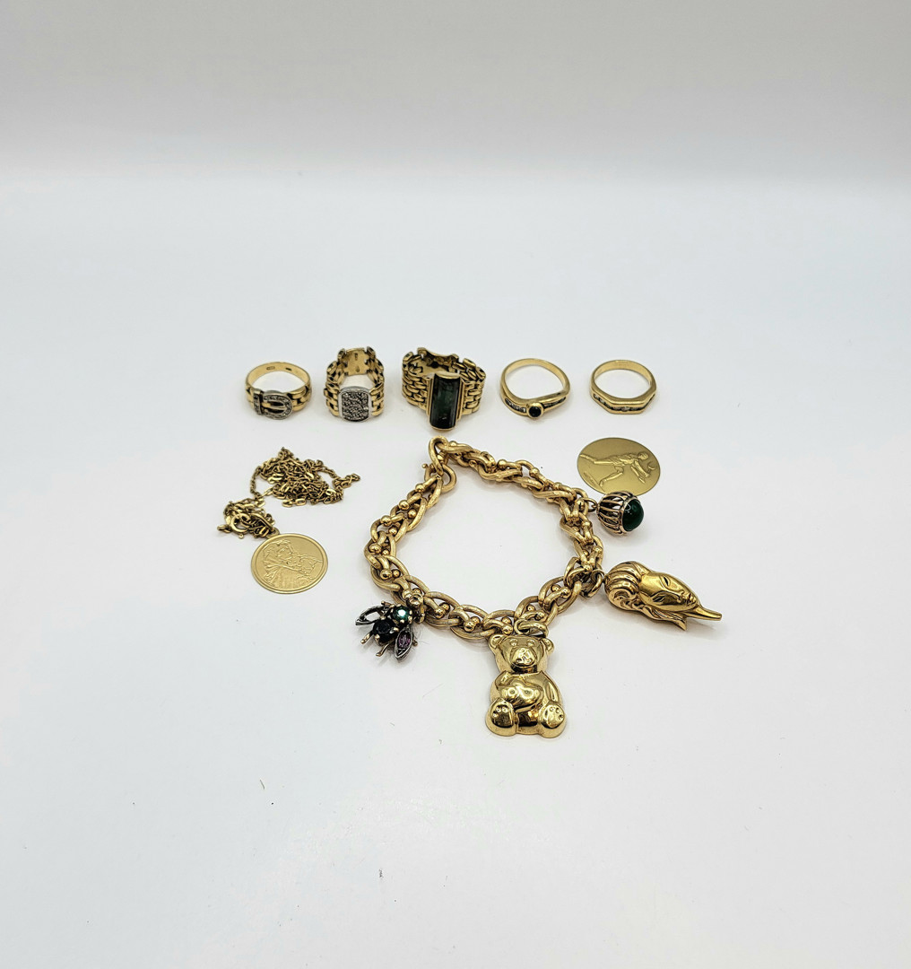 Vari oggetti in oro argento pietre diamantini