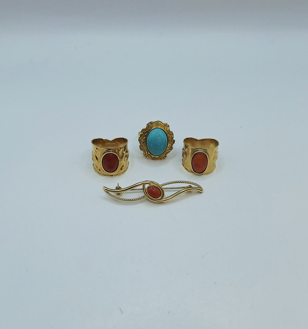Tre anelli e spilla oro pietre coralli