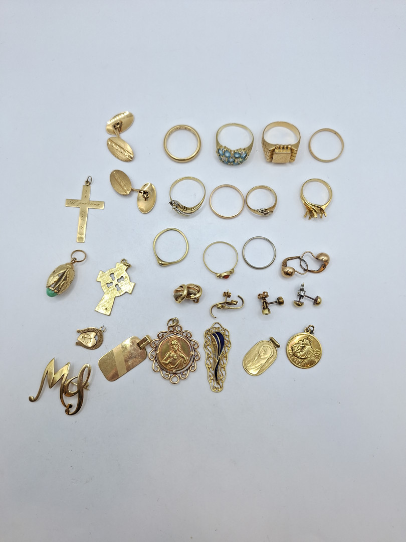 Vari oggetti oro pietre diamantini smalti