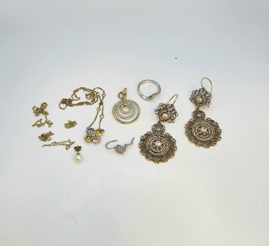 Vari oggetti oro pietre diamantini perla 