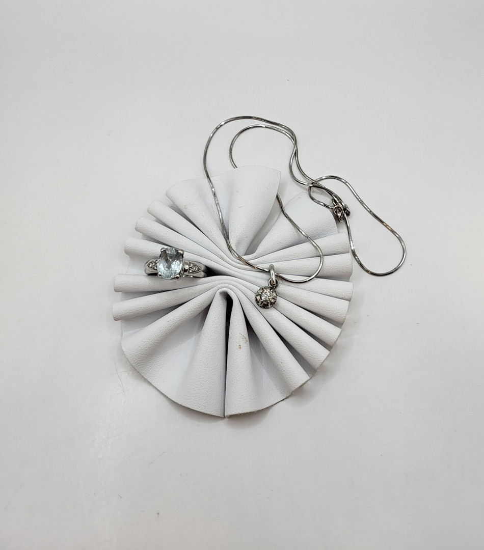 Vari oggetti oro pietra diamantini