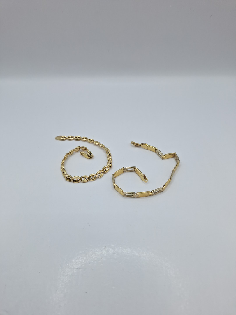 Un paio di bracciali oro