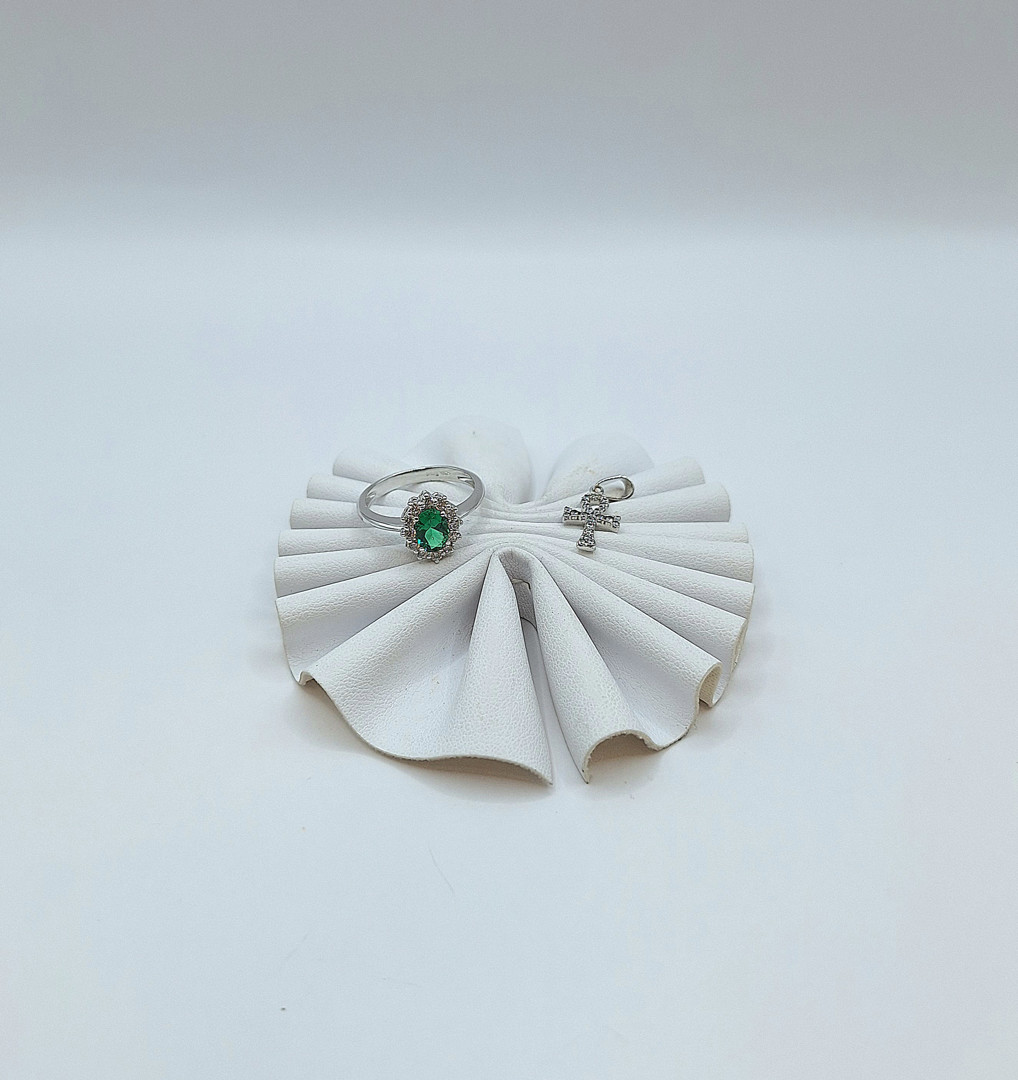 Anello e ciondolo oro pietre